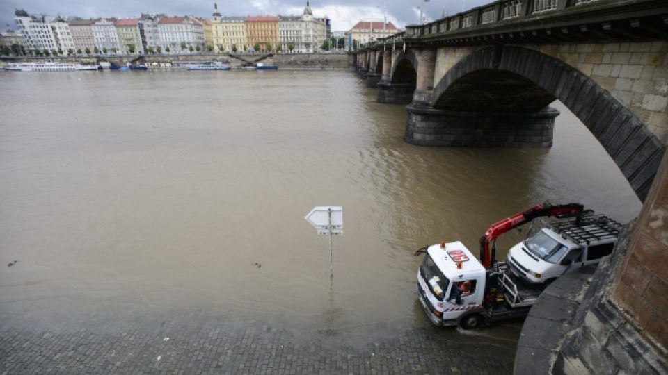 Na Vltavě v Praze je 1. povodňový stupeň, magistrát nechal vyklidit náplavky