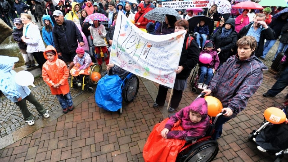 Proti uzavření dětské léčebny Vesna v Janských Lázních na Trutnovsku protestovalo asi 200 lidí