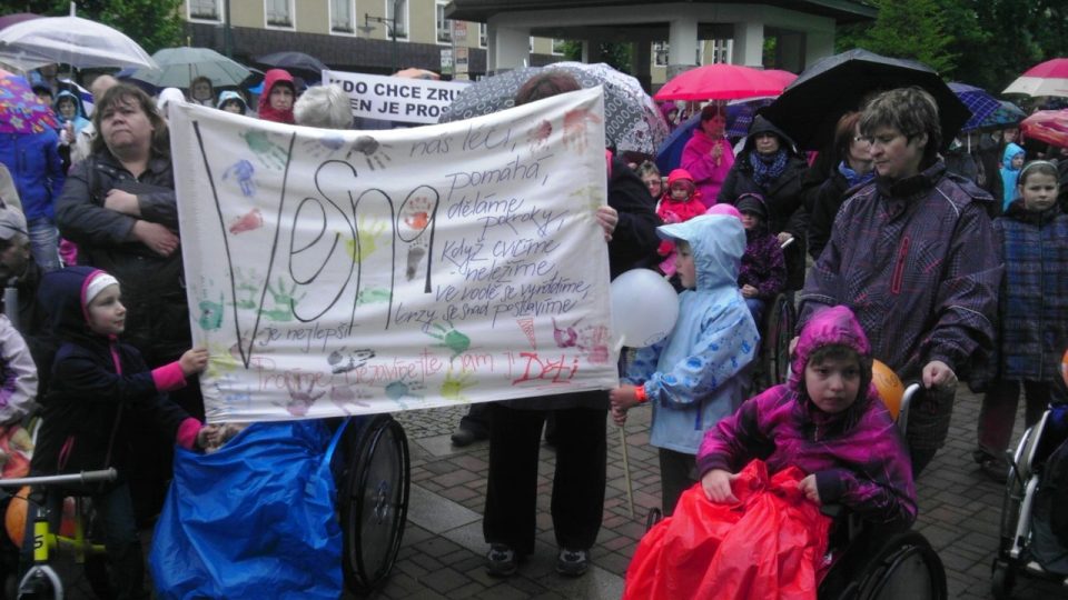 Stovky lidí protestovaly v Janských Lázních proti uzavření dětské léčebny