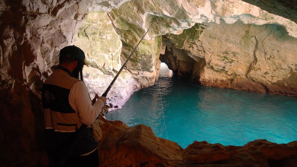 Jeskyně si pro rybolov oblíbil ultraortodoxní žid z nedalekého kibucu