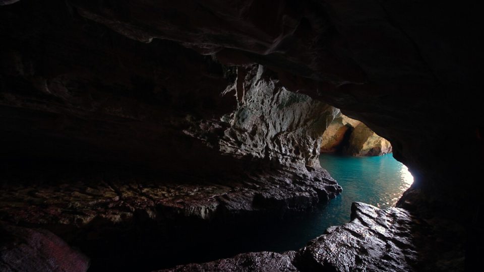 Přímořské útesy v izraelské Roš Hanikře ukrývají rozsáhlé jeskyně