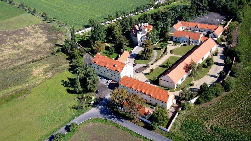 Zámecký areál Ctěnice, letecký snímek