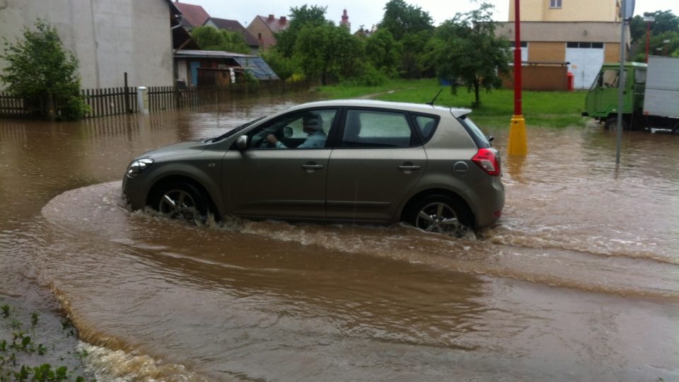 Královéhradecký kraj. V Novém Bydžově je zatopená už i část Dukelské třídy. Povodně 3. červen 2013