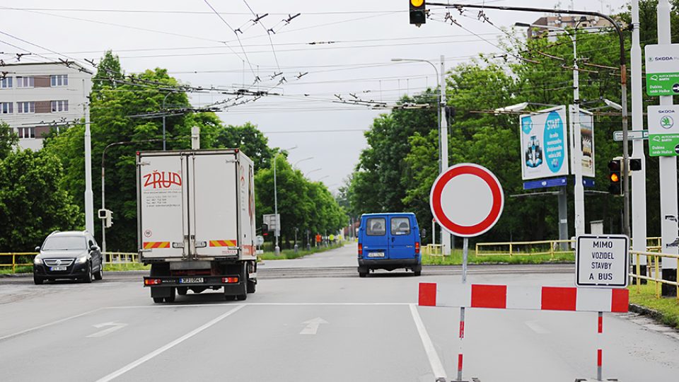 Uzavřená Hradecká ulice - řidiči ve směru k univerzitě zákaz vjezdu nerespektují, nic jiného jim nezbývá