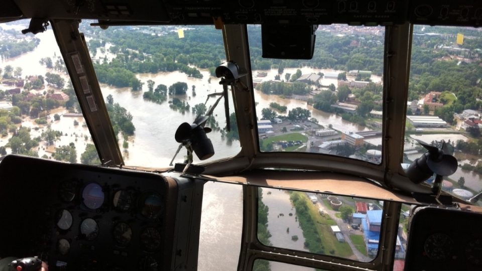 Zatopená Praha z kabiny vrtulníku