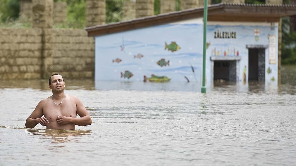 Zálezlice na Mělnicku jsou znovu pod vodou, ochranná hráz nepomohla