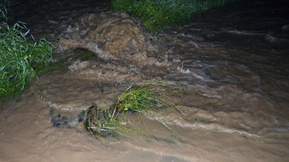 Voda z polí a lesů zaplavila večer po přívalovém dešti obec Vavřineč na Mělnicku