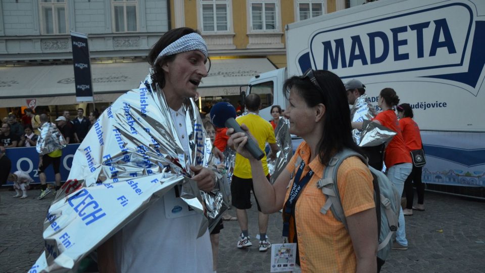 Budějovický půlmaraton: redaktor Martin Pokorný v cíli s reportérkou Pavlou Kuchtovou