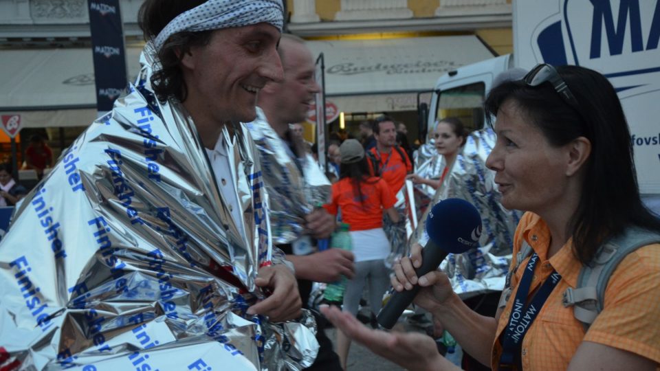 Budějovický půlmaraton: redaktor Martin Pokorný v cíli s reportérkou Pavlou Kuchtovou