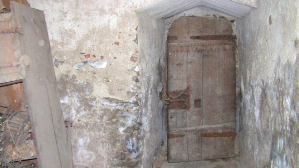 Dveře z márnice do kostela sv. Petra a Pavla v Kaplici