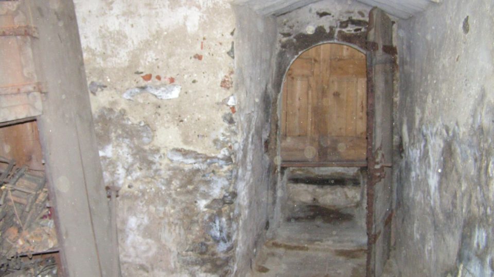 Dveře z márnice do kostela