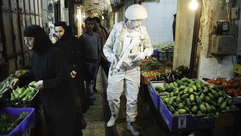 Přistěhoval se do Izraele z Kanady, dnes Juda Braun udivuje a provokuje při svých výpravách v bílém židy, muslimy i křesťany. A o to mu jde