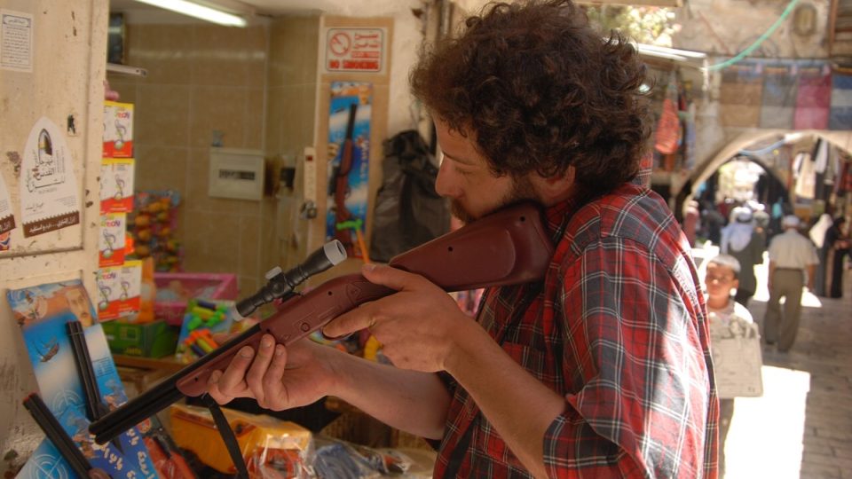 Židovský umělec a aktivista Juda Braun si prohlíží zbraň-hračku na arabském trhu v jeruzalémském Starém Městě. S podobnou, natřenou nabílo, se sám vydává do terénu