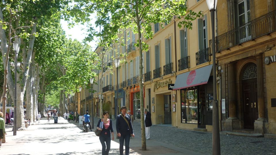 Pěší zóna Cours Mirabeau v Aix-en-Provence