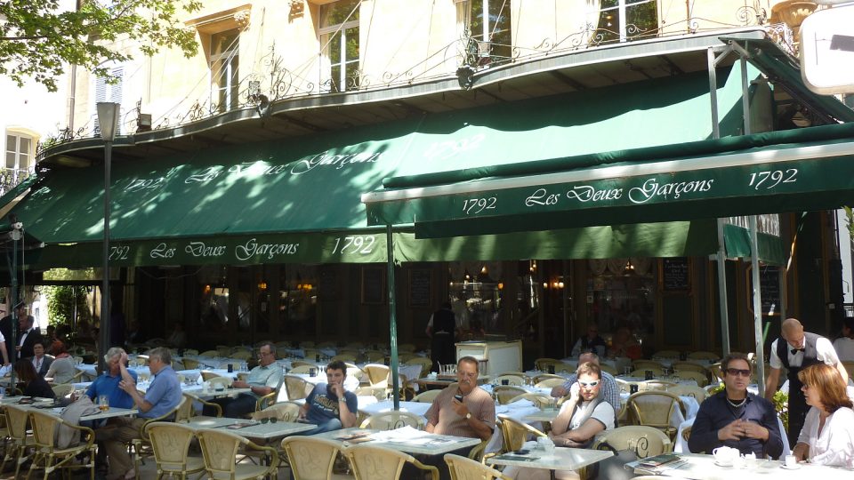 Posezení před kavárnou Deux Garçons