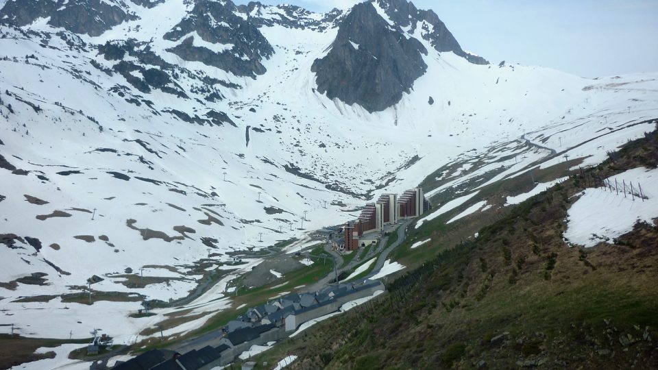 Je léto, ale v Pyrenejích stále leží sníh