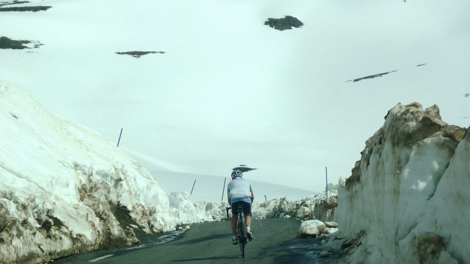 Pohled na cyklisty mezi sněhovými závějemi by byl k nezaplacení, lituje fotograf Laurent Dard