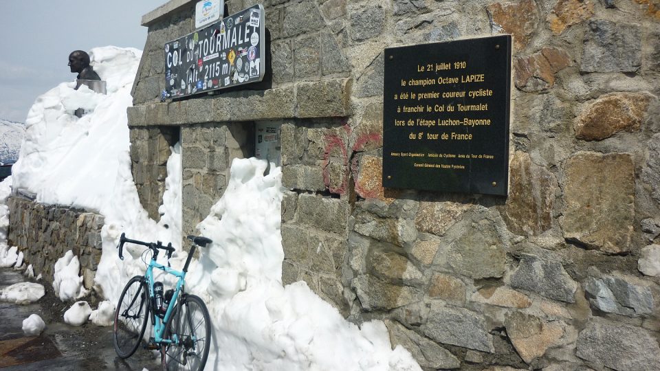 Deska na Col du Tourmalet připomíná prvního cyklistu, který tu vyhrál vrchařskou prémii. Byl jím Octave Lapize