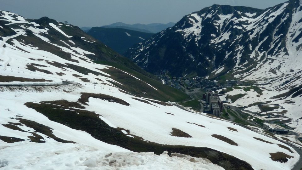 V Pyrenejích na Col du Tourmalet stále leží sníh
