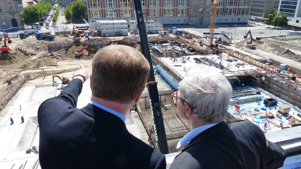 Franco Stella a Manfred Rettig z nadace berlínského zámku sledují první stavební práce 