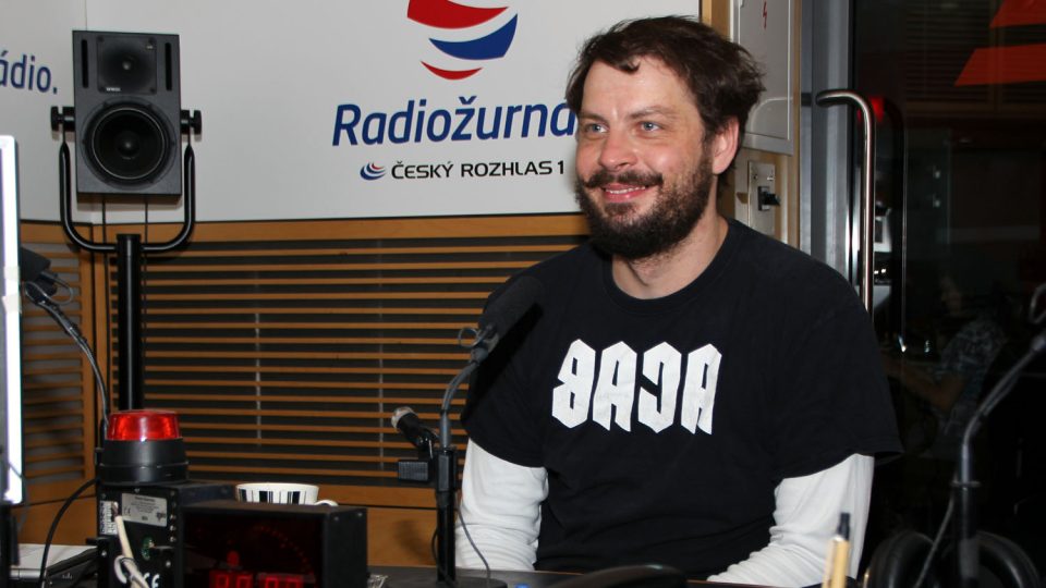 Roman Týc ve studiu Radiožurnálu