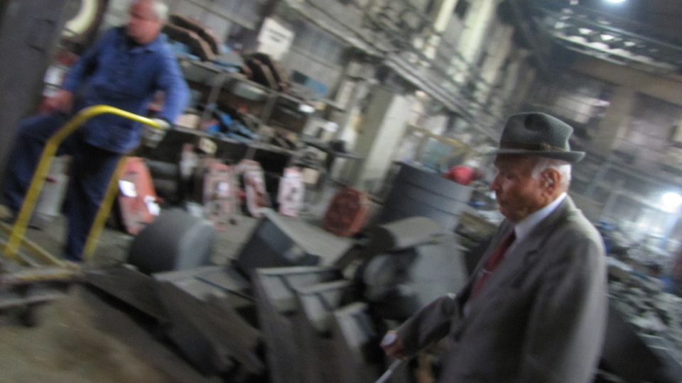 Ján Tarageľ prochází továrnou ve Svitu, kde před 70 lety začínal u Bati pracovat