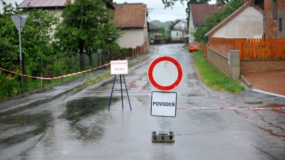 V obci Vejvanovice na Chrudimsku byla 25. června uzavřena silnice kvůli hrozícím záplavám