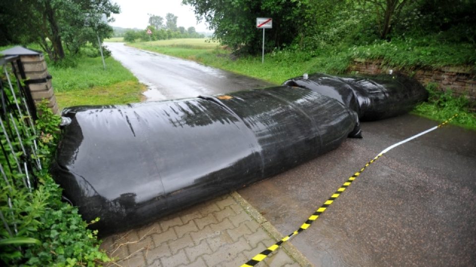 V obci Vejvanovice na Chrudimsku byla 25. června uzavřena a přehrazena protipovodňovými vaky silnice kvůli hrozícím záplavám