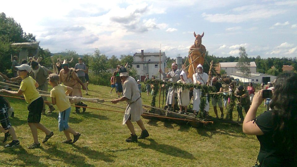 V Holašovicích letní slunovrat oslavili po keltsku