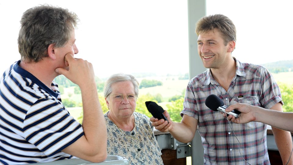 Josef Pejchal natáčí se starostkou Vojtěchova Marií Jelínkovou a jejím zástupcem Jaroslavem Kinclem