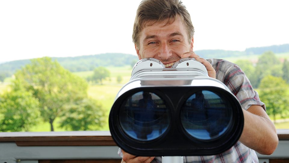 Josef Pejchal zkouší dalekohled na vyhlídkové plošině vojtěchovské rozhledny