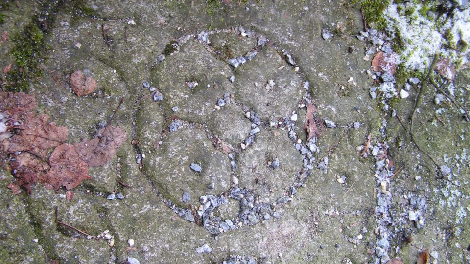 Znak mlynářů na jednom z kamenů u řeky
