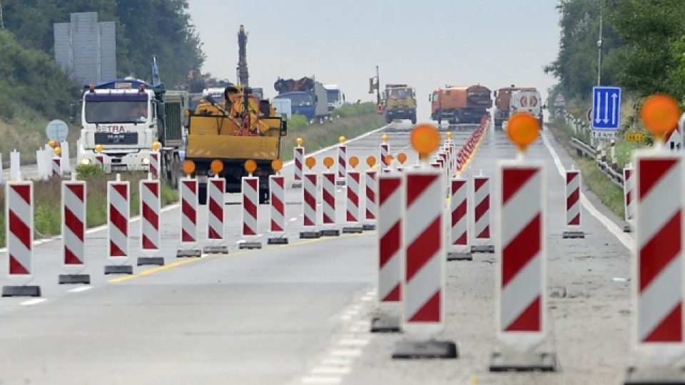 Stavbaři připravovali na znovuotevření dálniční úsek D1 mezi Loktem na Benešovsku a Hořicemi