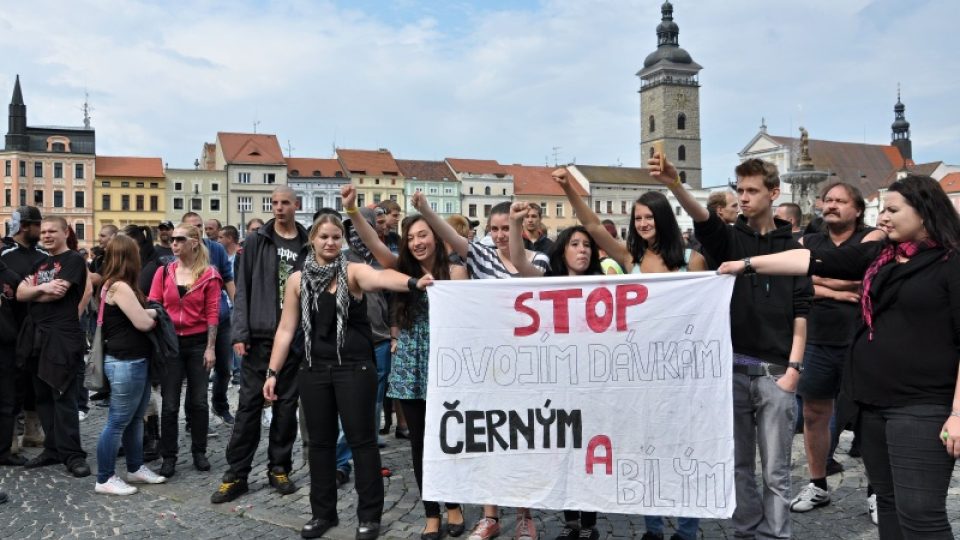 Demonstranti skandují před radnicí v Českých Budějovicích.