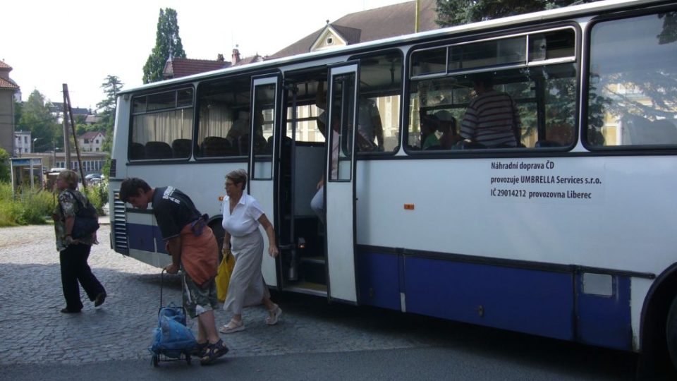 Přestup z busu do vlaku v Jablonném v Podještědí