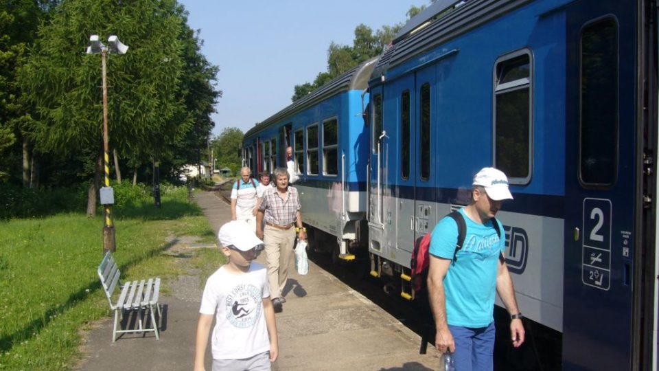 Přestup z busu do vlaku v Křižanech