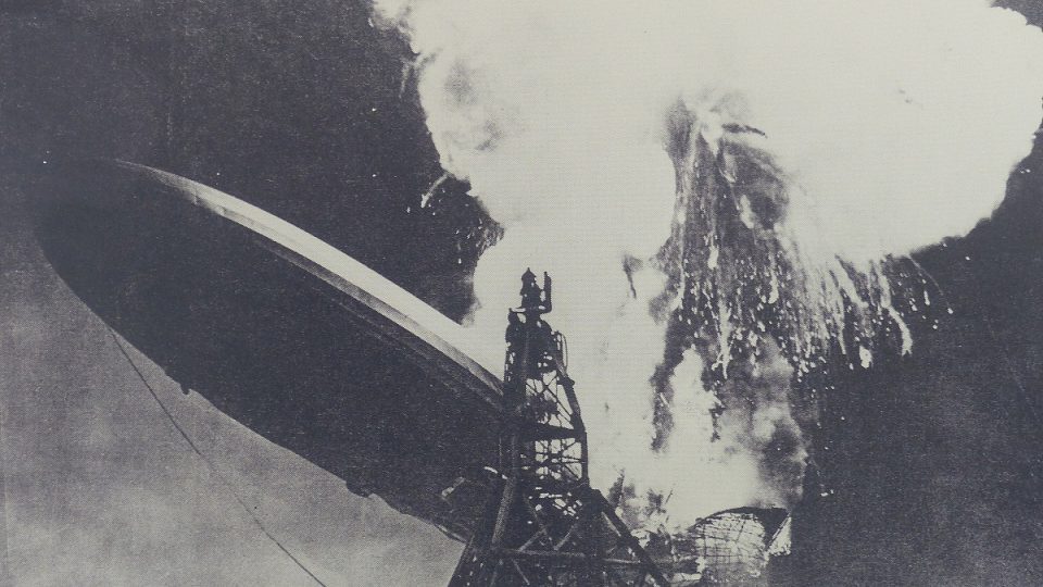 Katastrofa vzducholodi Hindenburg v roce 1937 před přistáním v Americe. To byl na dlouho konec vzducholodí