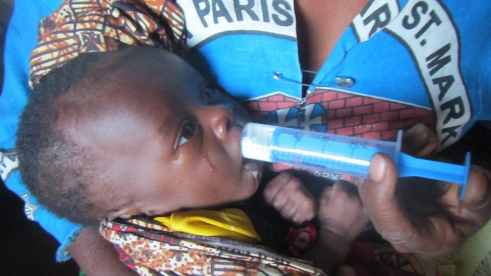 Humanitární mise v Malawi - Krmení podvyživeného miminka ze stříkačky