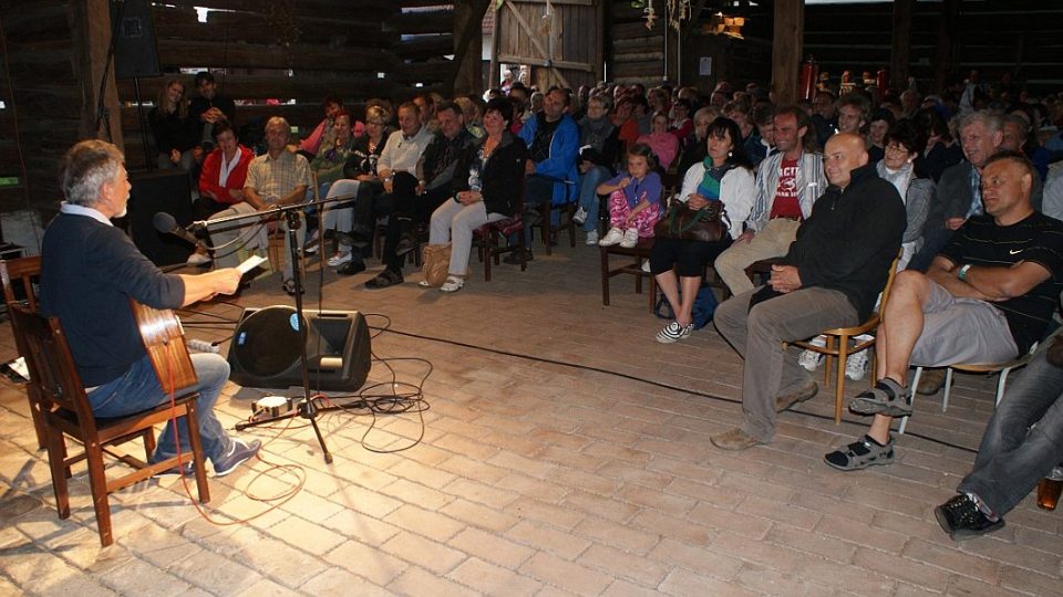 Koncert Ivo Jahelky na Šrámkově statku v Piletiích u Hradce Králové