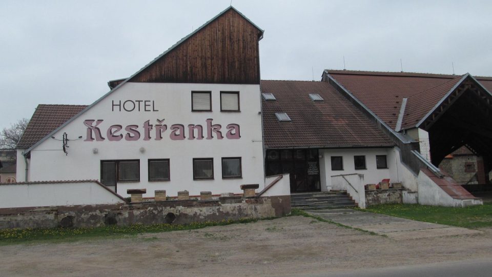 Bývalý hotel Kestřanka v obci Kestřany 