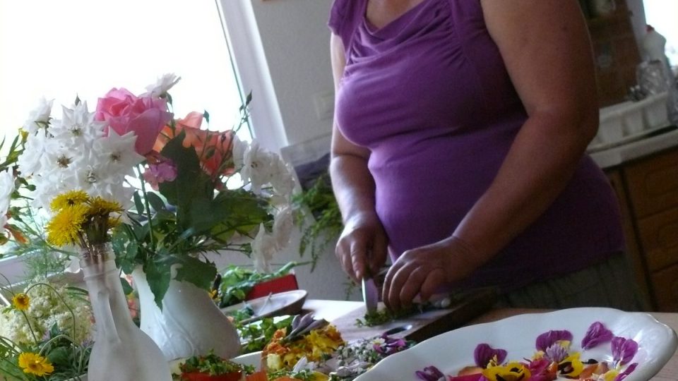 Farmářka a zahradnice Dana Kindlmanová z Prostředních Svinců ví, které květy jsou chutné