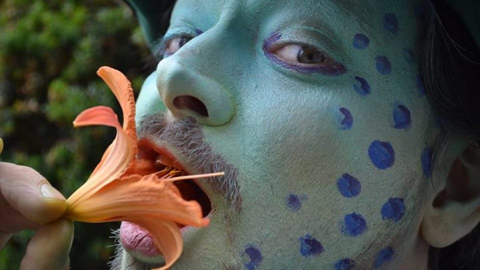 Vodnické alter ego redaktora Ivana Studeného ochutnává květ denivky 