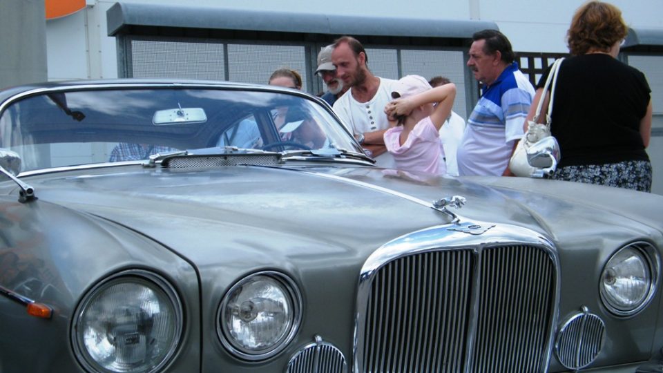Luxusního Jaguára z roku 1968 řídí Luboš Prauz