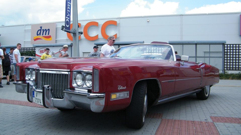 Asi nejdelším autem je Cadillac Eldorado z roku 1972. Měří 5,9 metru