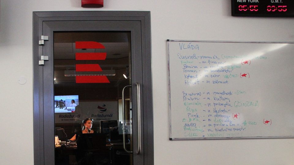 Ve studiu byste mohli zahlédnout Lucii Výbornou a hned vedle vchodu je tabule, kde se dozvíte, co pro vás právě připravujeme Ve studiu byste mohli zahlédnout Lucii Výbornou a hned vedle vchodu je tabule, kde se dozvíte, co pro vás právě připravujeme