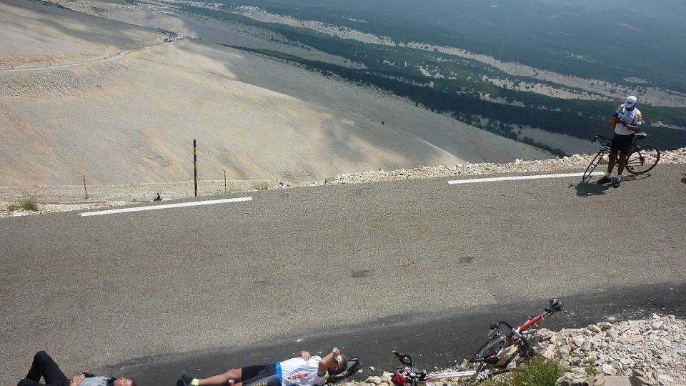 Zasloužený odpočinek turistů na trase Tour