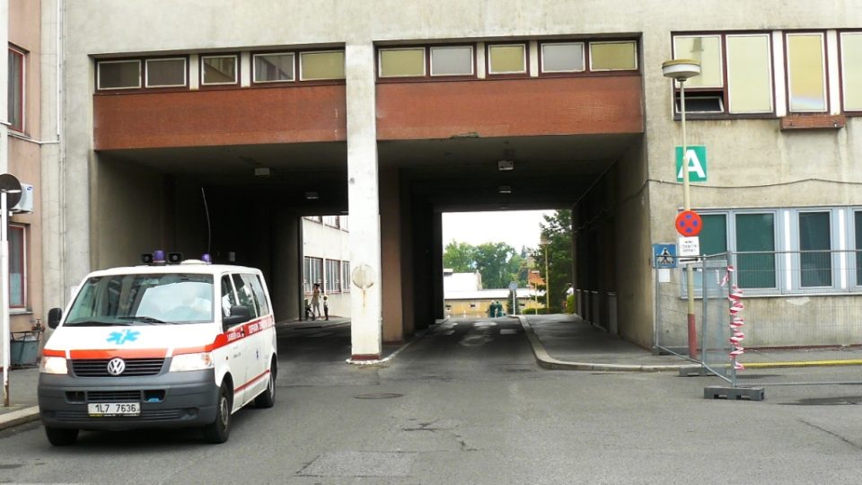 Průjezd mezi poliklinikou a nemocnicií který bude uzavřený
