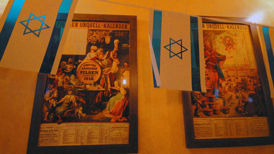 Nebýt izraelské vlajkoslávy, člověk by si myslel, že je v ryze české restauraci