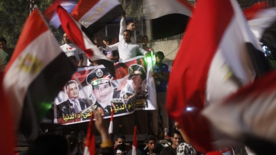 Vlajky vlály na demonstraci v Káhiře všude