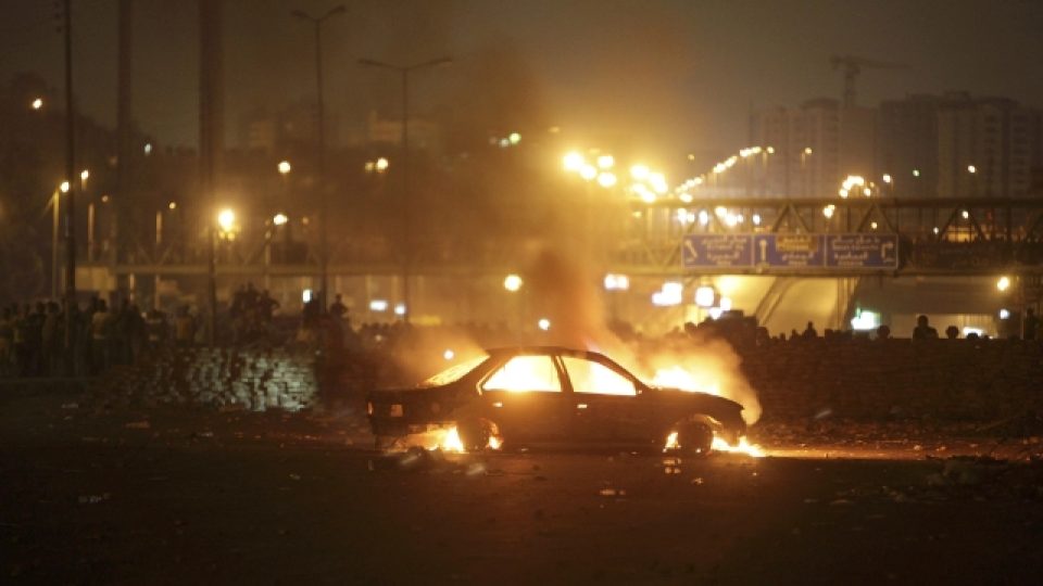 Při demonstraci přívrženců Muslimského bratrstva hořela v Káhiře auta